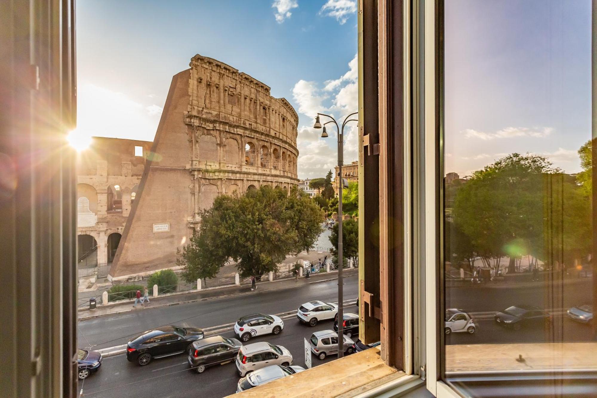 Iconic Apartment With Unique Colosseum View Rome Buitenkant foto