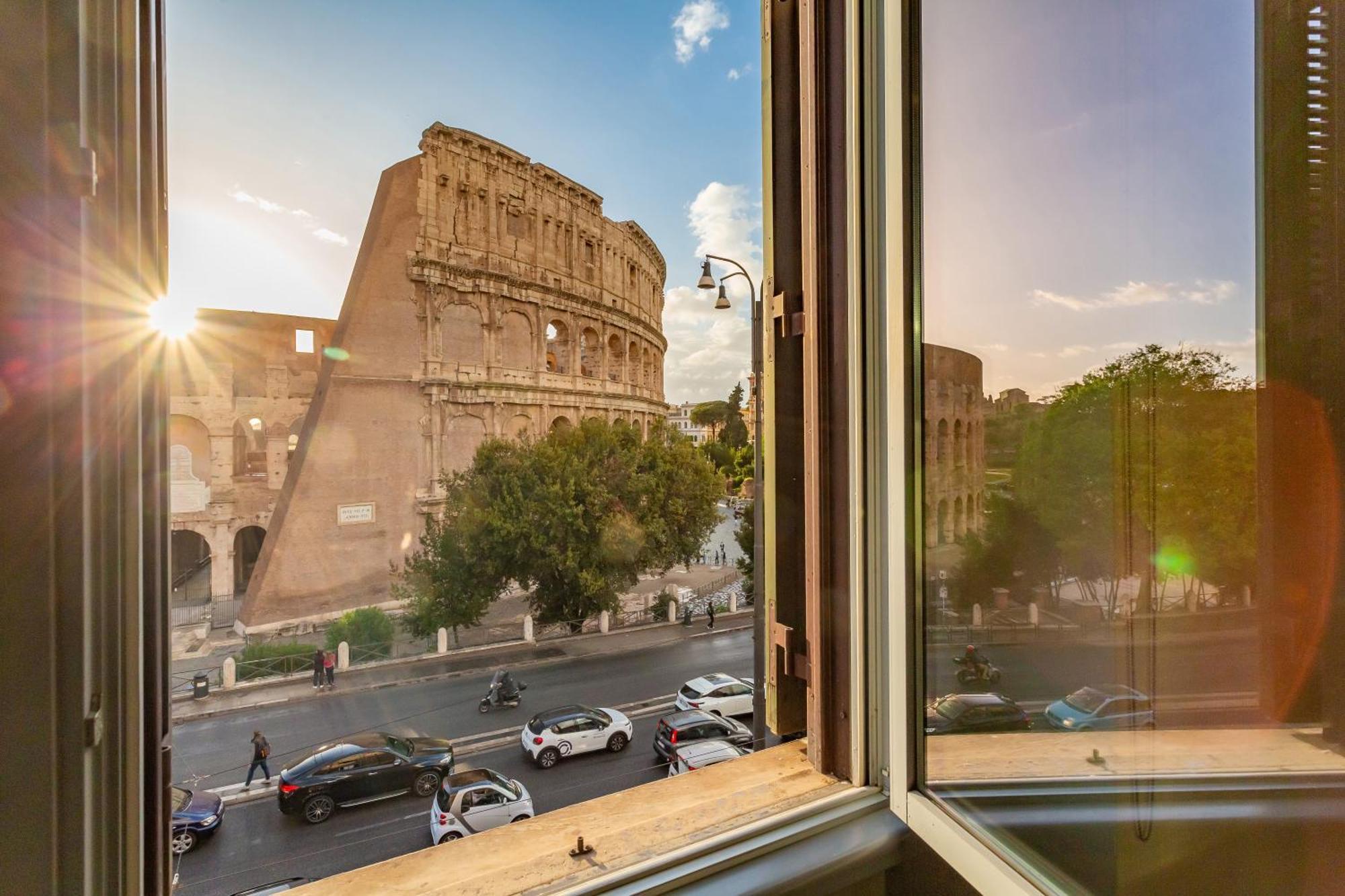 Iconic Apartment With Unique Colosseum View Rome Buitenkant foto