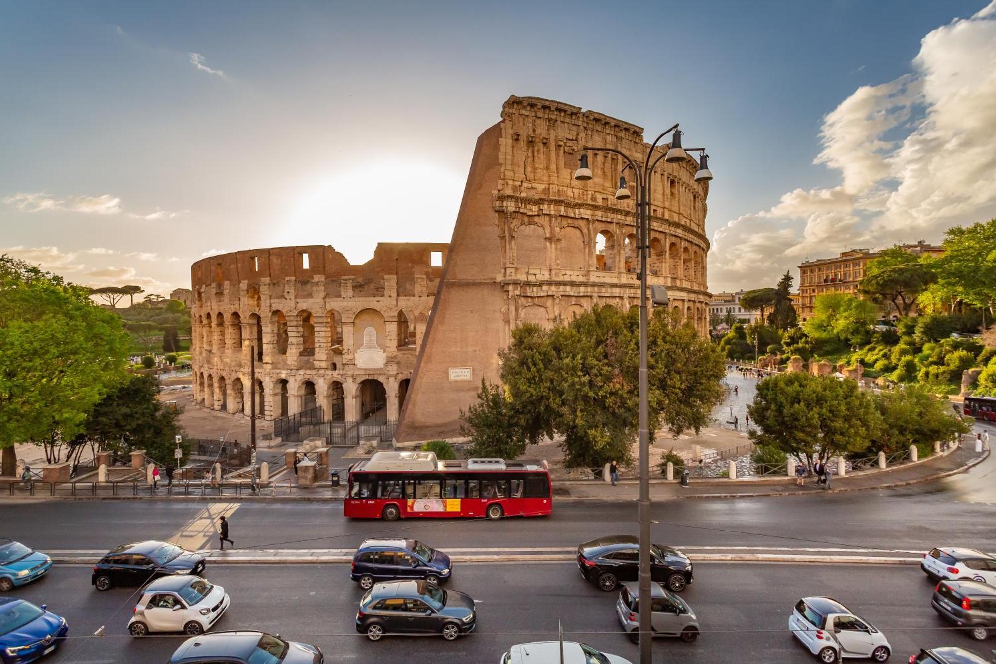 Iconic Apartment With Unique Colosseum View Rome Buitenkant foto