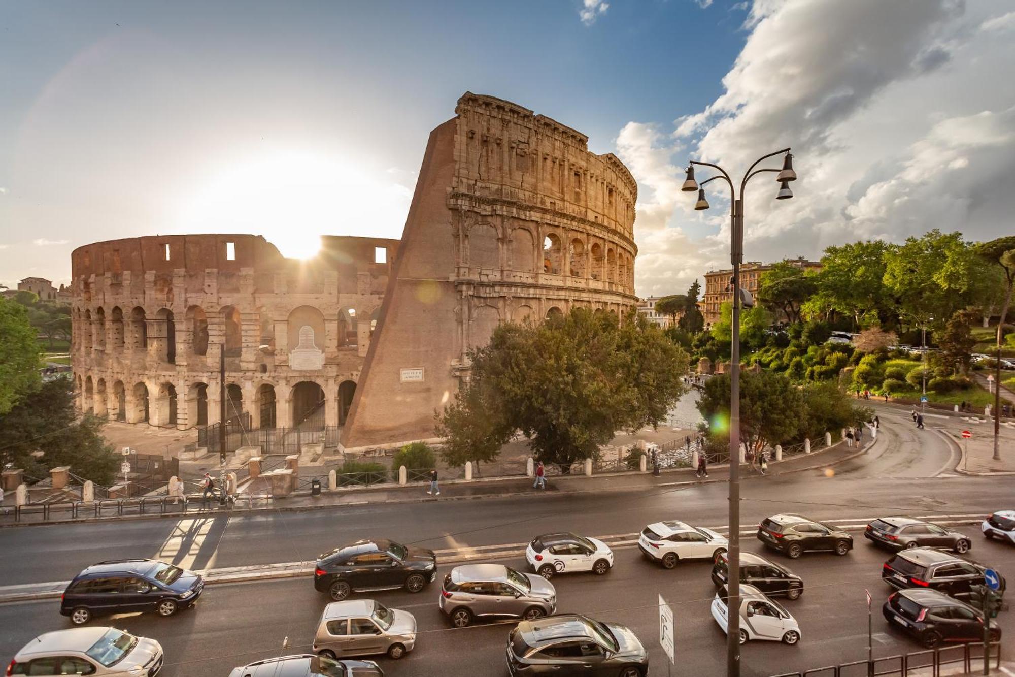 Iconic Apartment With Unique Colosseum View Rome Buitenkant foto