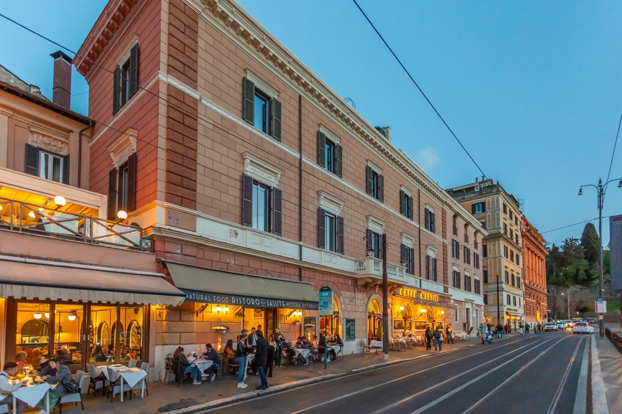 Iconic Apartment With Unique Colosseum View Rome Buitenkant foto