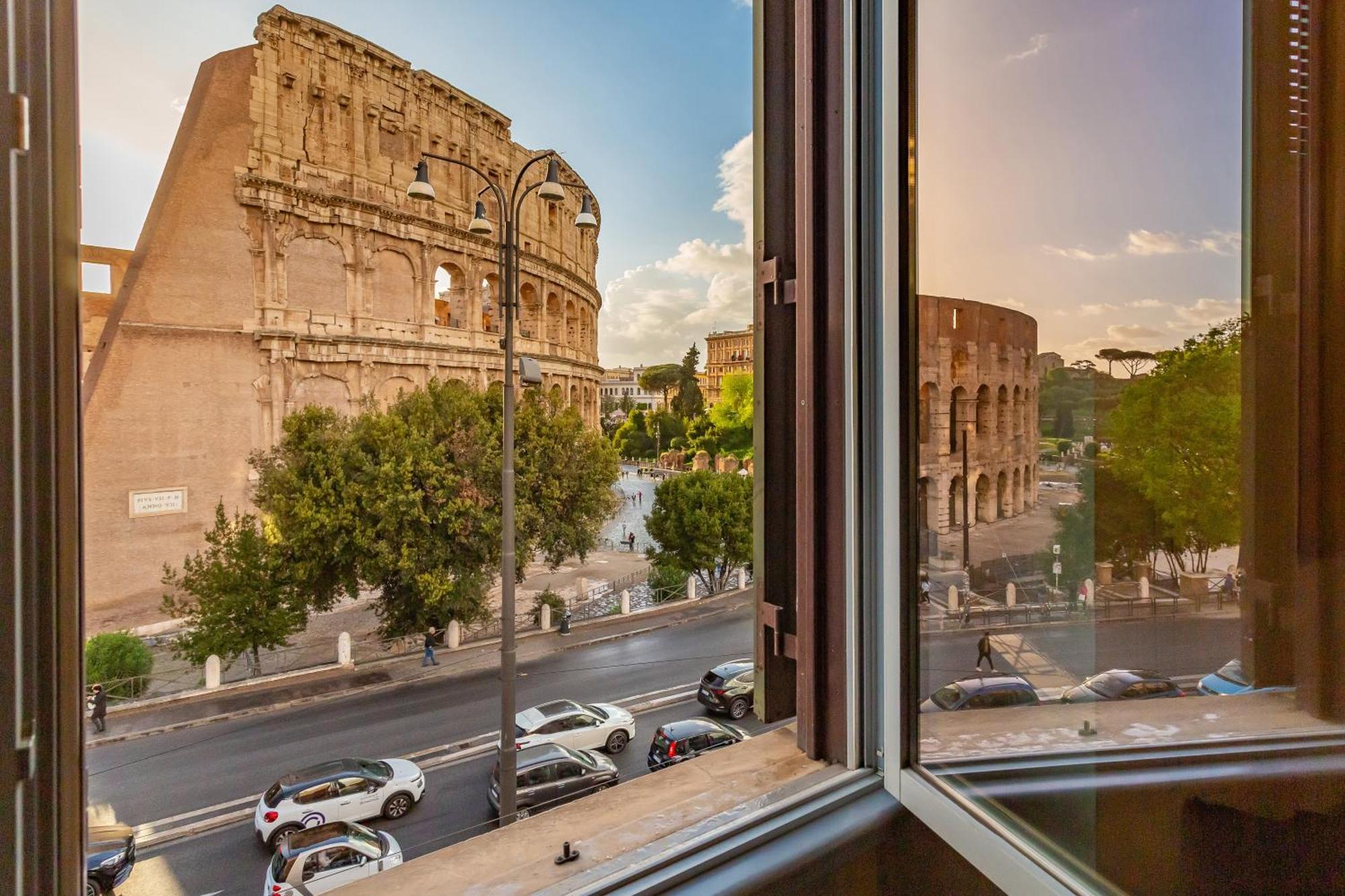 Iconic Apartment With Unique Colosseum View Rome Buitenkant foto